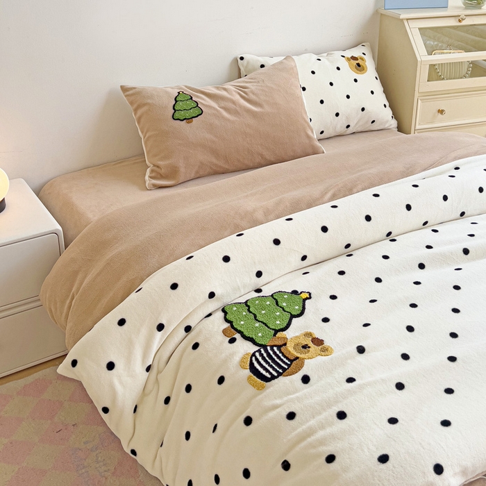 91家纺网 家纺一手货源 找家纺 乐童家纺 2025新款小清新牛奶绒毛巾绣四件套-第三波 波点小熊