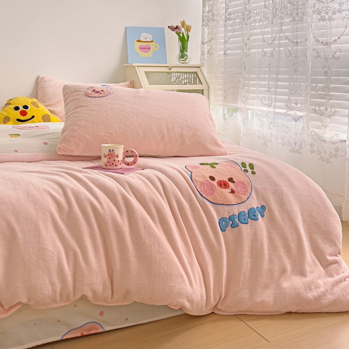 91家纺网 家纺一手货源 找家纺 乐童家纺 2025新款小清新牛奶绒毛巾绣四件套-第三波 小猪派派