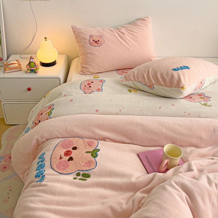 91家纺网 家纺一手货源 找家纺 乐童家纺 2025新款小清新牛奶绒毛巾绣四件套-第三波 小猪派派