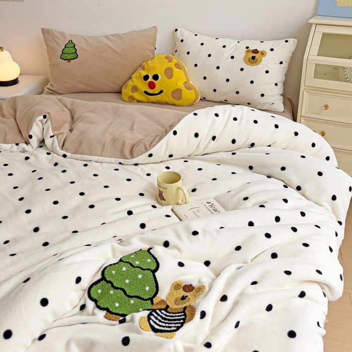 91家纺网 家纺一手货源 找家纺 乐童家纺 2025新款小清新牛奶绒毛巾绣四件套-第三波 波点小熊