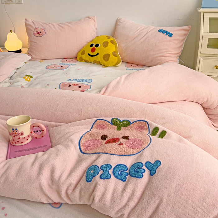 91家纺网 家纺一手货源 找家纺 乐童家纺 2025新款小清新牛奶绒毛巾绣四件套-第三波 小猪派派