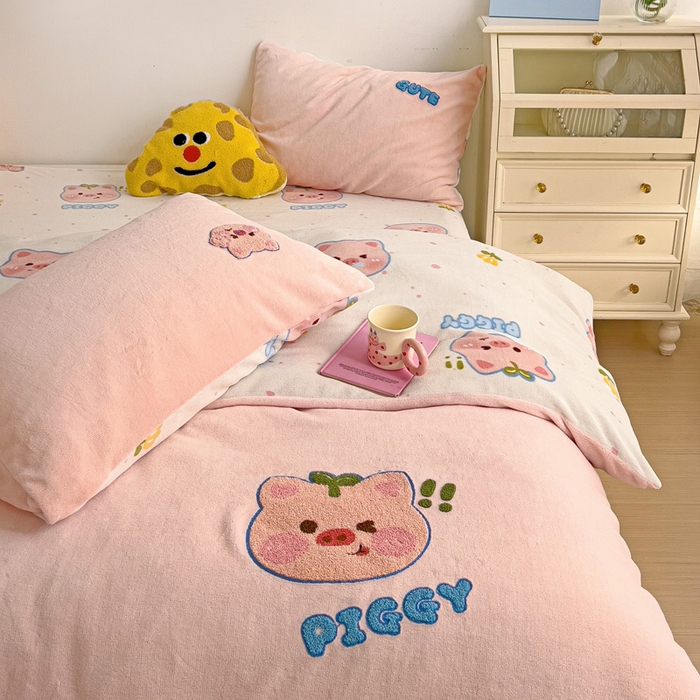 91家纺网 家纺一手货源 找家纺 乐童家纺 2025新款小清新牛奶绒毛巾绣四件套-第三波 小猪派派