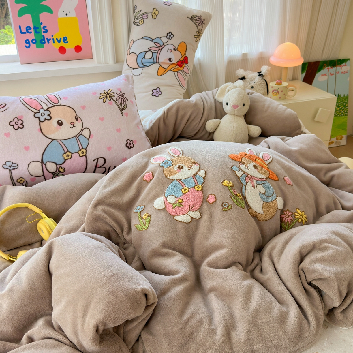 91家纺网 家纺一手货源 找家纺 乐童家纺 2025新款小清新牛奶绒毛巾绣四件套-第三波 花园小兔咖