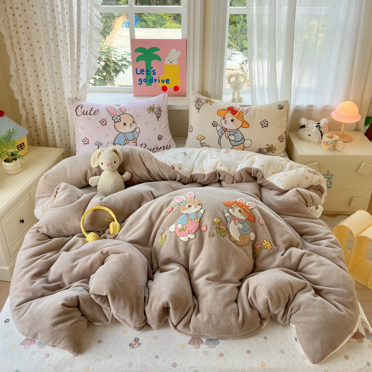 91家纺网 家纺一手货源 找家纺 乐童家纺 2025新款小清新牛奶绒毛巾绣四件套-第三波 花园小兔咖