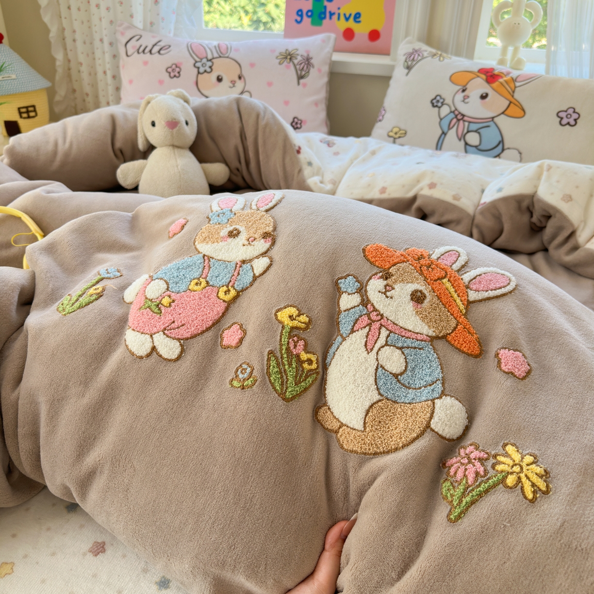 91家纺网 家纺一手货源 找家纺 乐童家纺 2025新款小清新牛奶绒毛巾绣四件套-第三波 花园小兔咖