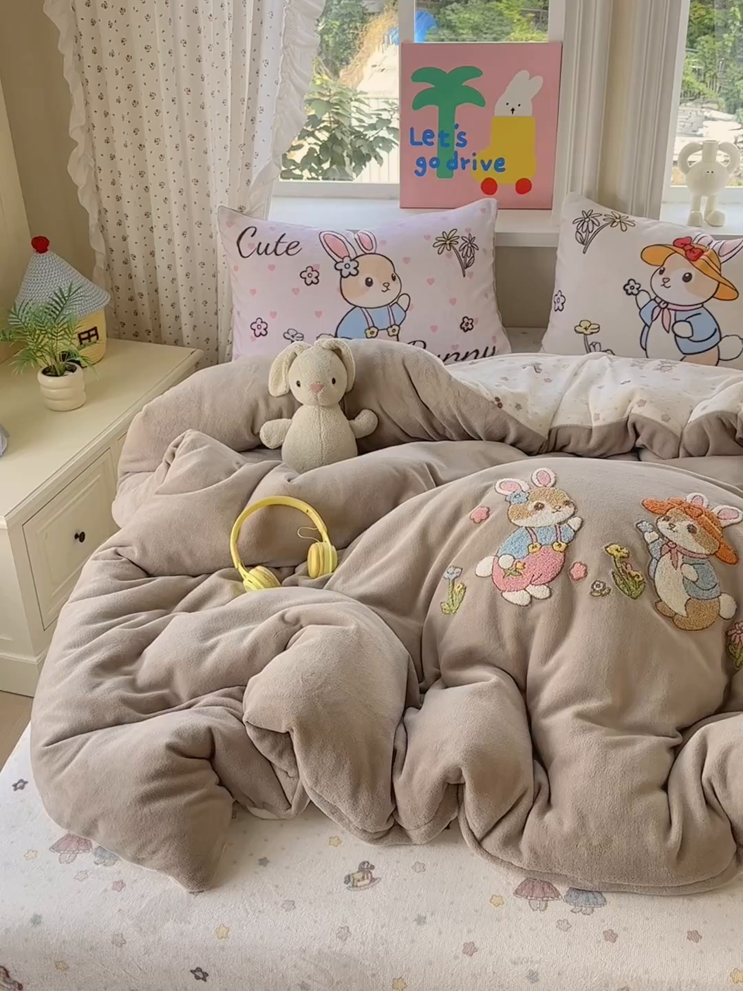 91家纺网 家纺一手货源 找家纺 乐童家纺 2025新款小清新牛奶绒毛巾绣四件套-第三波 花园小兔咖