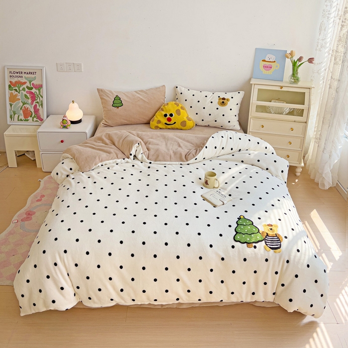 91家纺网 家纺一手货源 找家纺 一霖家纺 2025新款小清新牛奶绒毛巾绣四件套-第三波 波点小熊