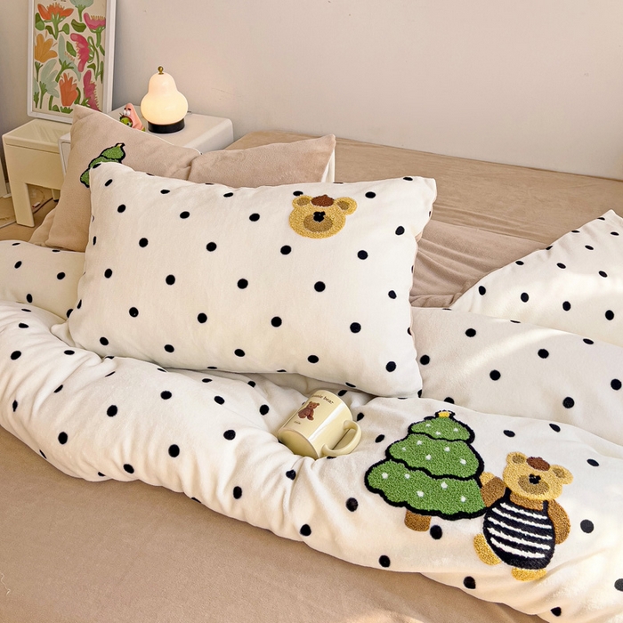 91家纺网 家纺一手货源 找家纺 一霖家纺 2025新款小清新牛奶绒毛巾绣四件套-第三波 波点小熊