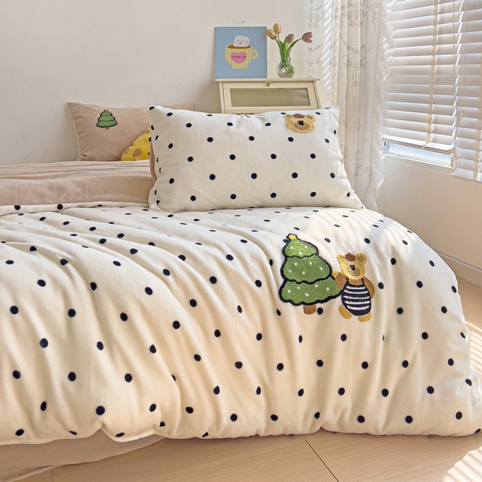 91家纺网 家纺一手货源 找家纺 一霖家纺 2025新款小清新牛奶绒毛巾绣四件套-第三波 波点小熊