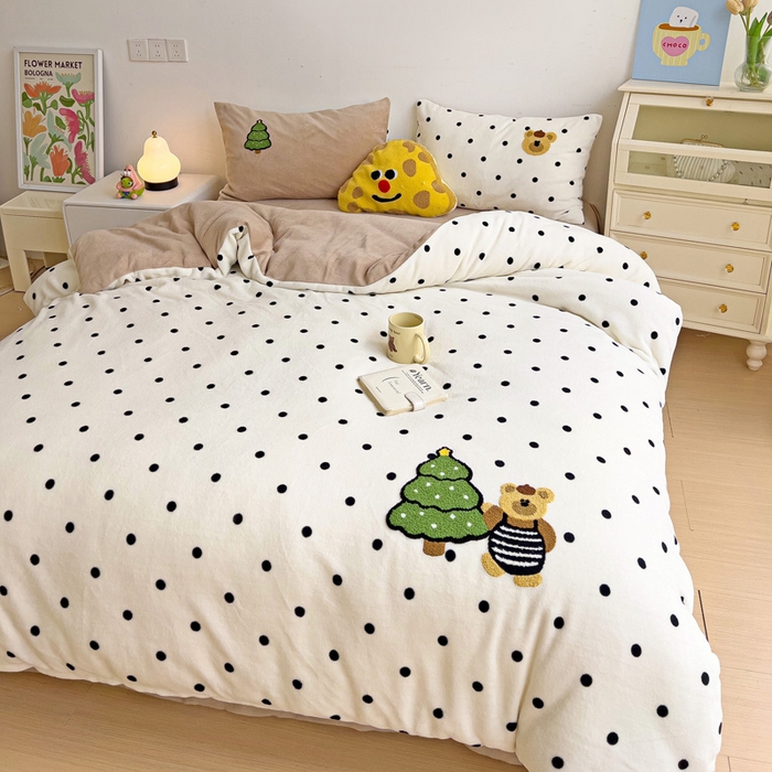 91家纺网 家纺一手货源 找家纺 一霖家纺 2025新款小清新牛奶绒毛巾绣四件套-第三波 波点小熊