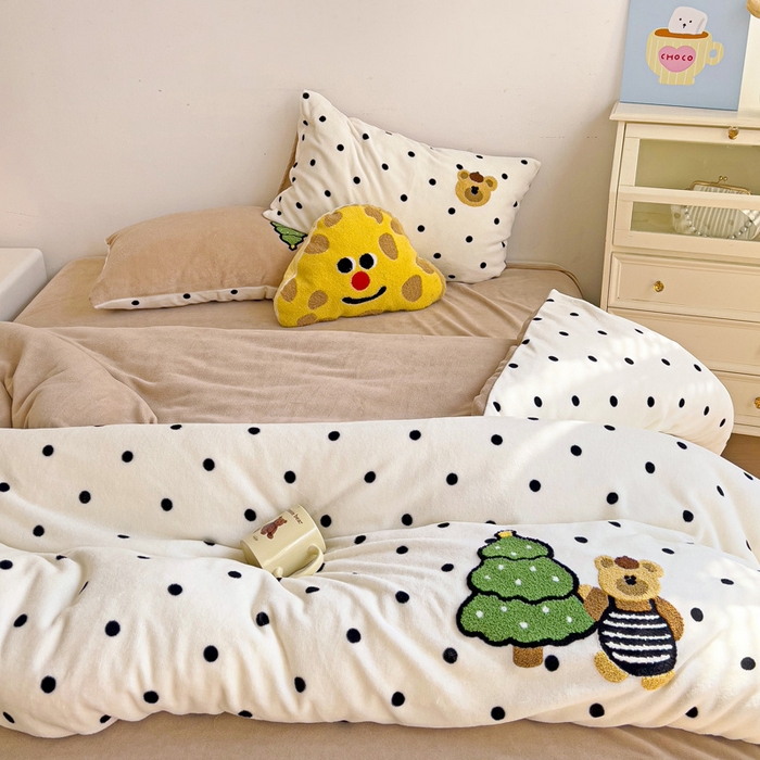 91家纺网 家纺一手货源 找家纺 一霖家纺 2025新款小清新牛奶绒毛巾绣四件套-第三波 波点小熊