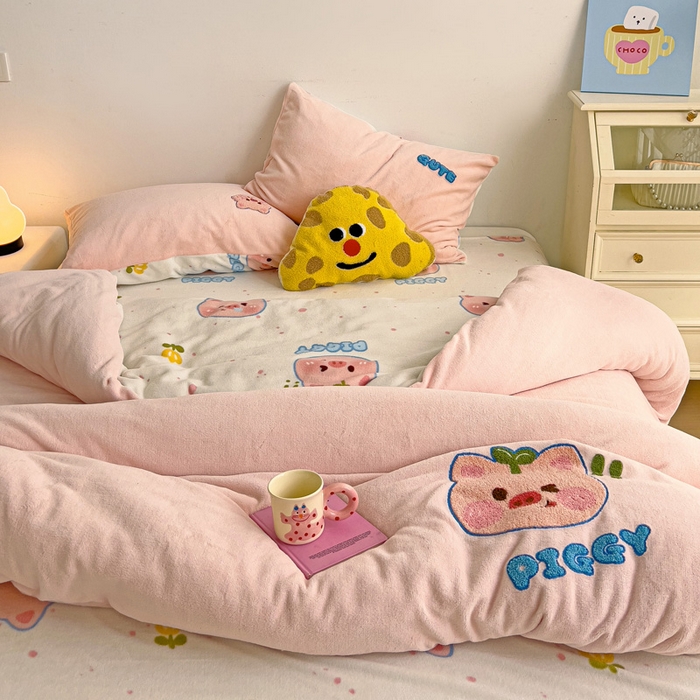 91家纺网 家纺一手货源 找家纺 一霖家纺 2025新款小清新牛奶绒毛巾绣四件套-第三波 小猪派派