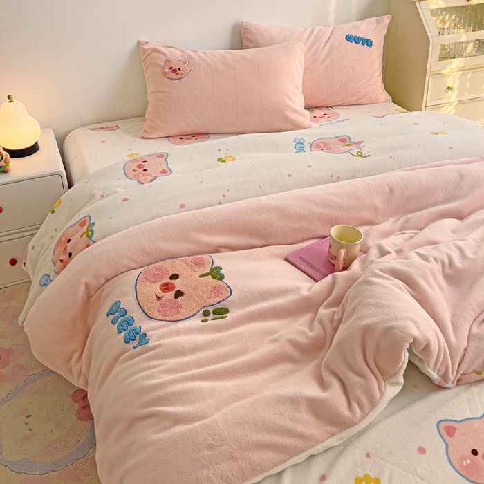 91家纺网 家纺一手货源 找家纺 一霖家纺 2025新款小清新牛奶绒毛巾绣四件套-第三波 小猪派派