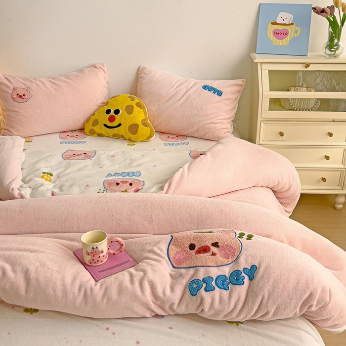 91家纺网 家纺一手货源 找家纺 一霖家纺 2025新款小清新牛奶绒毛巾绣四件套-第三波 小猪派派