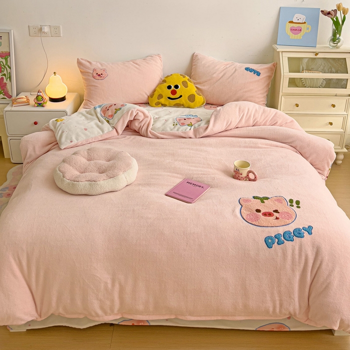 91家纺网 家纺一手货源 找家纺 一霖家纺 2025新款小清新牛奶绒毛巾绣四件套-第三波 小猪派派