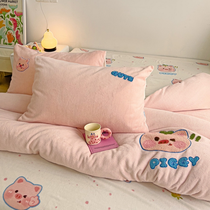 91家纺网 家纺一手货源 找家纺 一霖家纺 2025新款小清新牛奶绒毛巾绣四件套-第三波 小猪派派