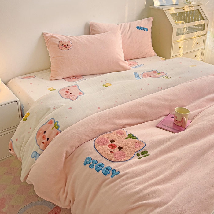 91家纺网 家纺一手货源 找家纺 一霖家纺 2025新款小清新牛奶绒毛巾绣四件套-第三波 小猪派派