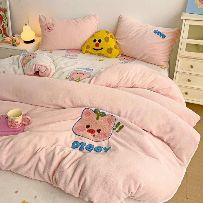 91家纺网 家纺一手货源 找家纺 一霖家纺 2025新款小清新牛奶绒毛巾绣四件套-第三波 小猪派派