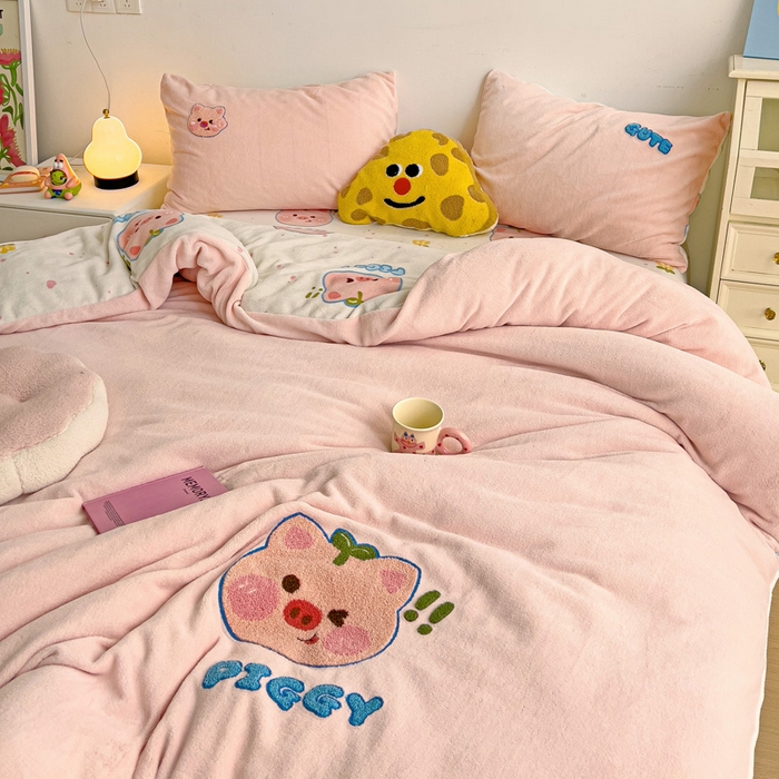 91家纺网 家纺一手货源 找家纺 一霖家纺 2025新款小清新牛奶绒毛巾绣四件套-第三波 小猪派派