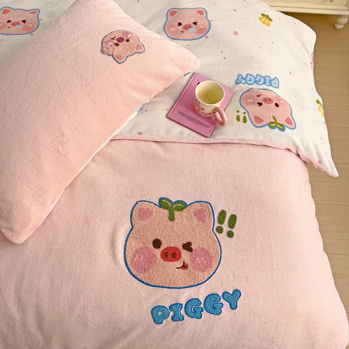 91家纺网 家纺一手货源 找家纺 一霖家纺 2025新款小清新牛奶绒毛巾绣四件套-第三波 小猪派派