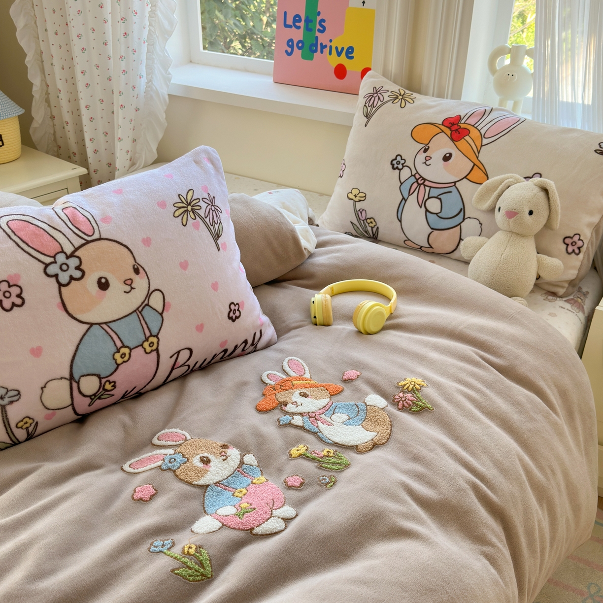 91家纺网 家纺一手货源 找家纺 一霖家纺 2025新款小清新牛奶绒毛巾绣四件套-第三波 花园小兔咖