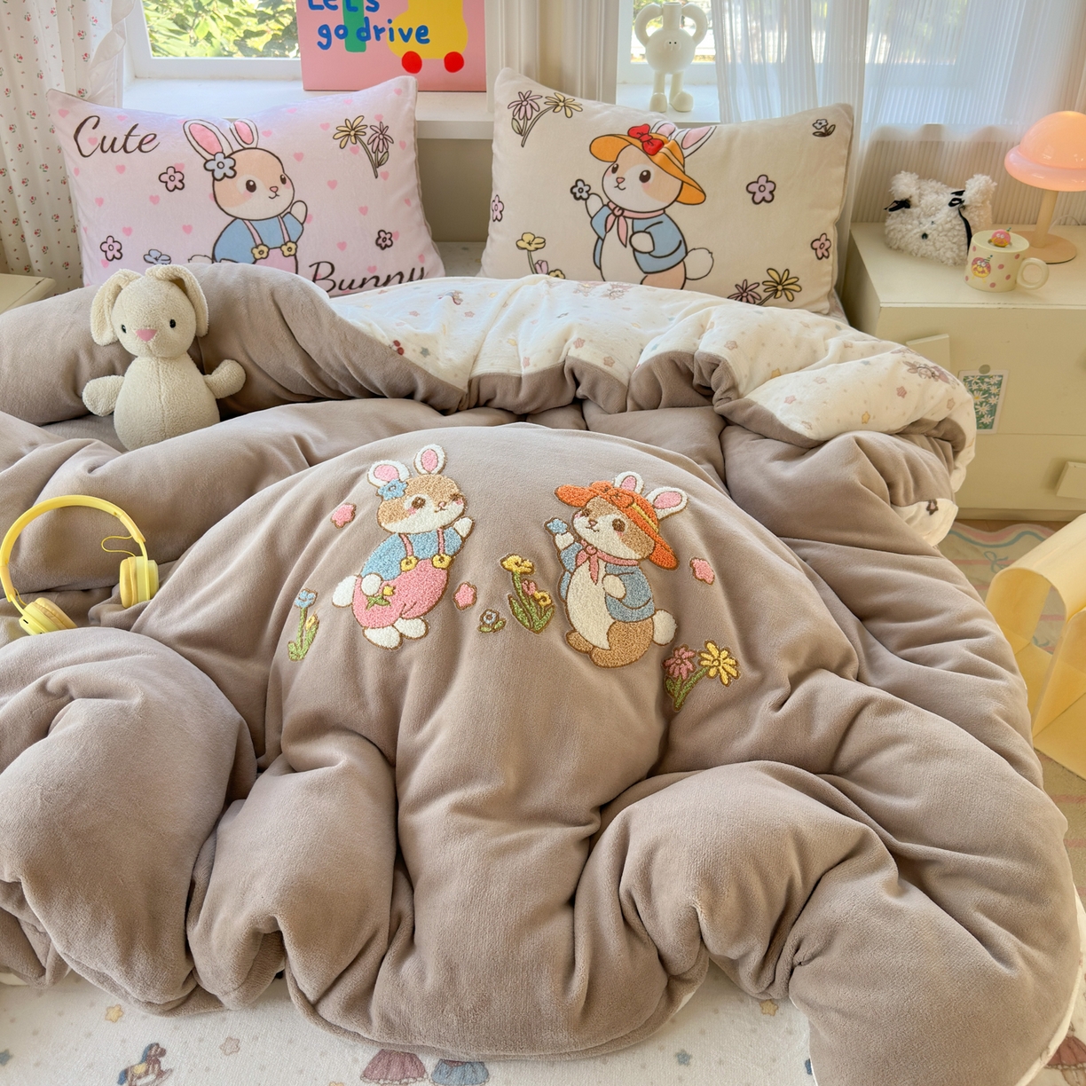 91家纺网 家纺一手货源 找家纺 一霖家纺 2025新款小清新牛奶绒毛巾绣四件套-第三波 花园小兔咖