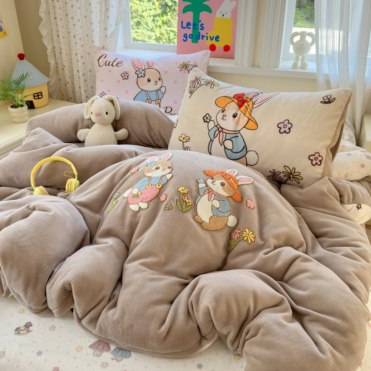 91家纺网 家纺一手货源 找家纺 一霖家纺 2025新款小清新牛奶绒毛巾绣四件套-第三波 花园小兔咖