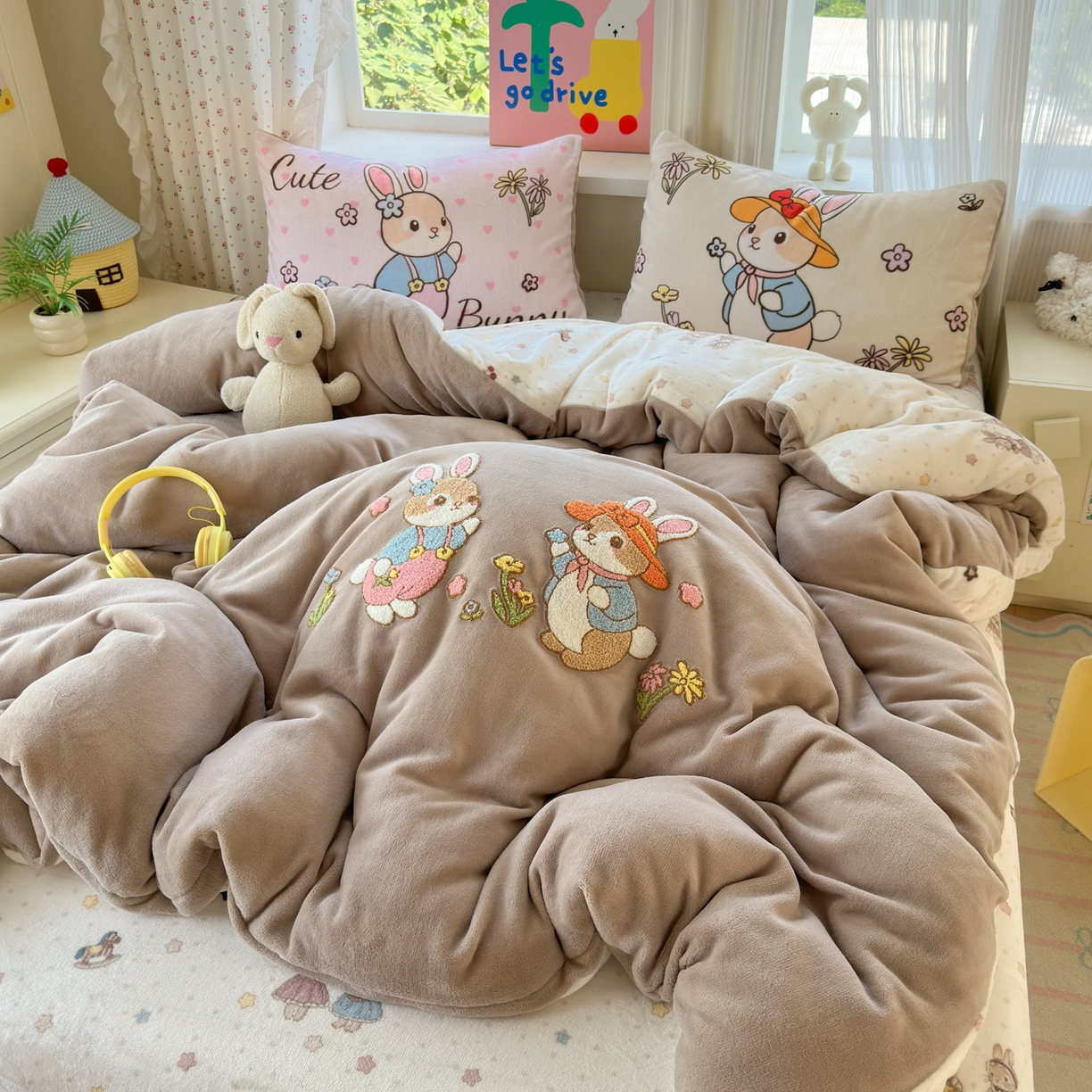 91家纺网 家纺一手货源 找家纺 一霖家纺 2025新款小清新牛奶绒毛巾绣四件套-第三波 花园小兔咖