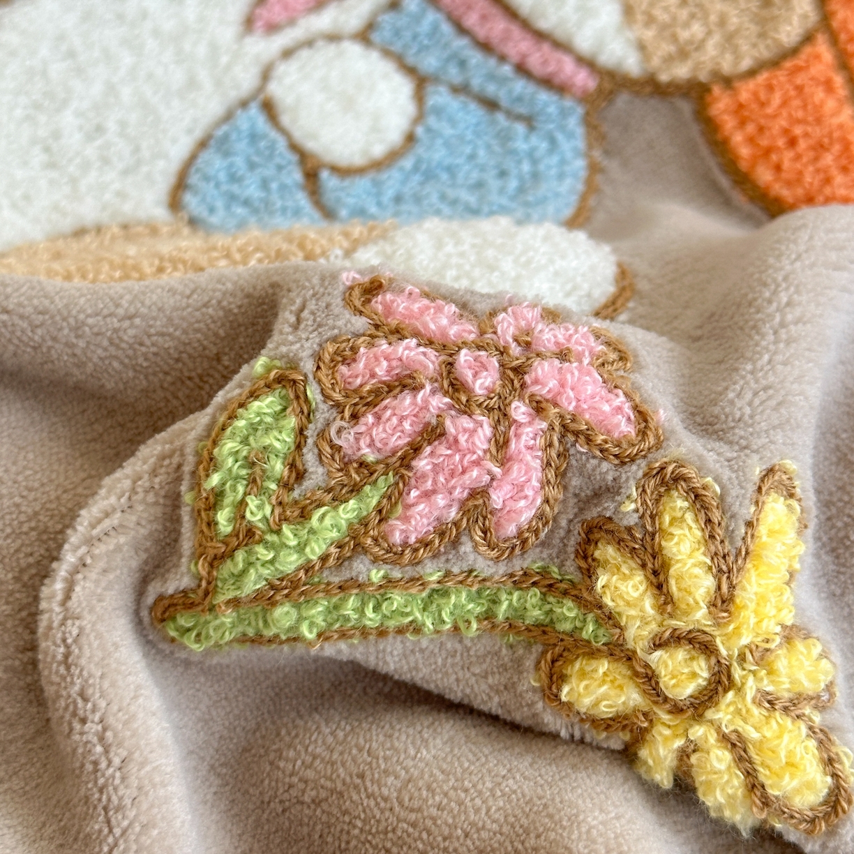 91家纺网 家纺一手货源 找家纺 一霖家纺 2025新款小清新牛奶绒毛巾绣四件套-第三波 花园小兔咖