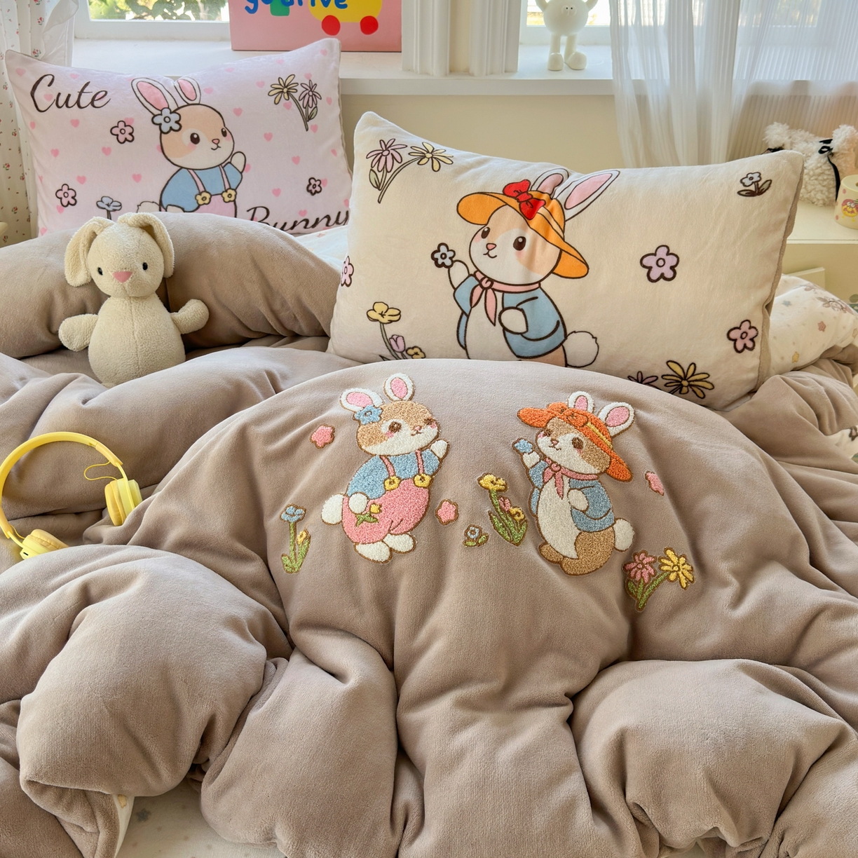 91家纺网 家纺一手货源 找家纺 一霖家纺 2025新款小清新牛奶绒毛巾绣四件套-第三波 花园小兔咖