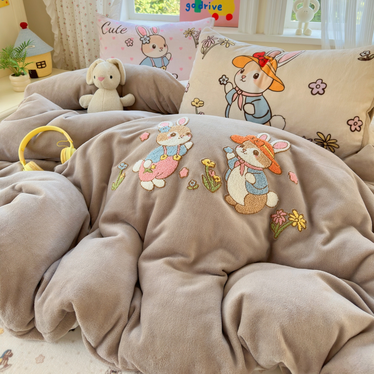 91家纺网 家纺一手货源 找家纺 一霖家纺 2025新款小清新牛奶绒毛巾绣四件套-第三波 花园小兔咖