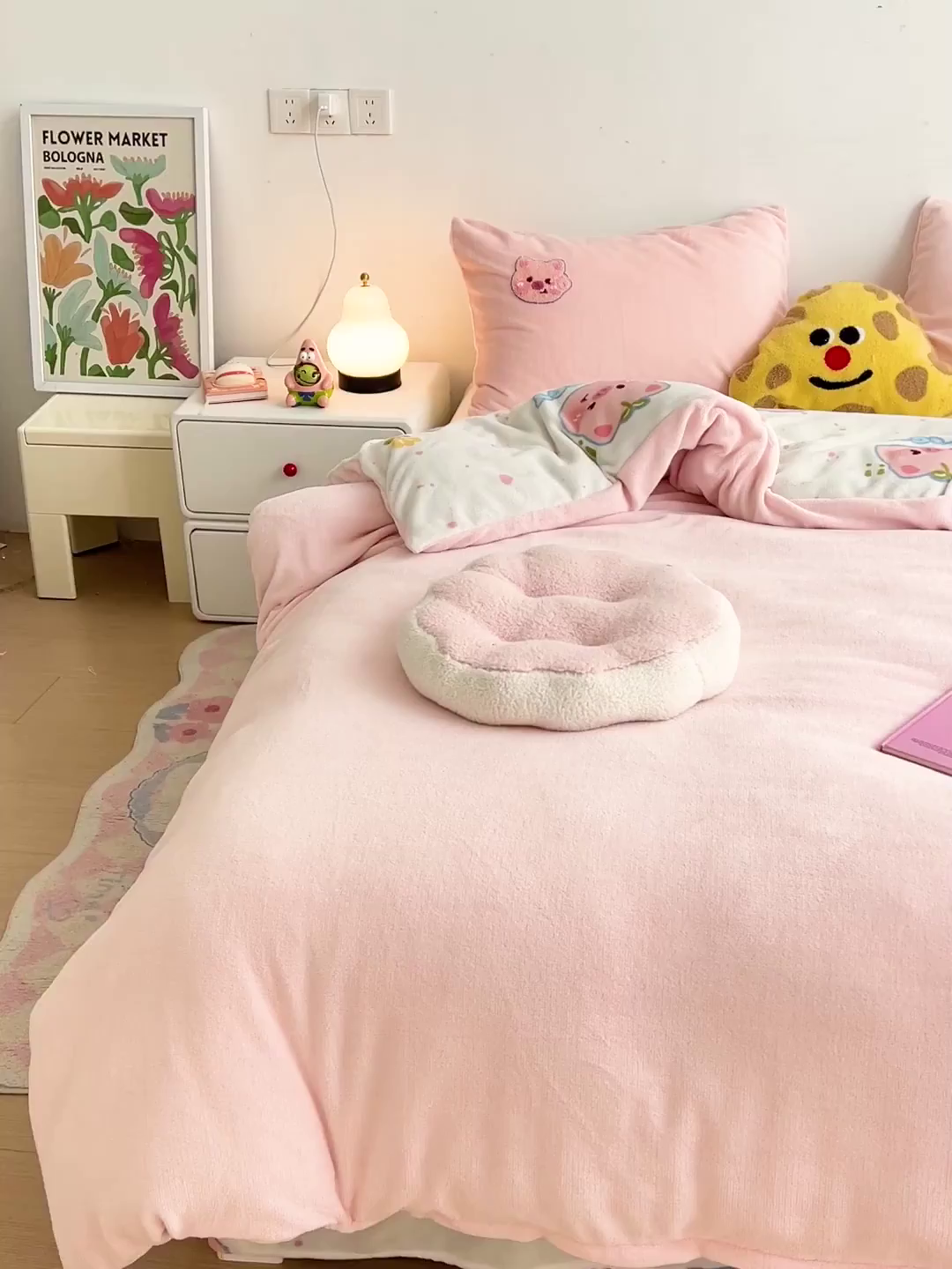 91家纺网 家纺一手货源 找家纺 一霖家纺 2025新款小清新牛奶绒毛巾绣四件套-第三波 小猪派派