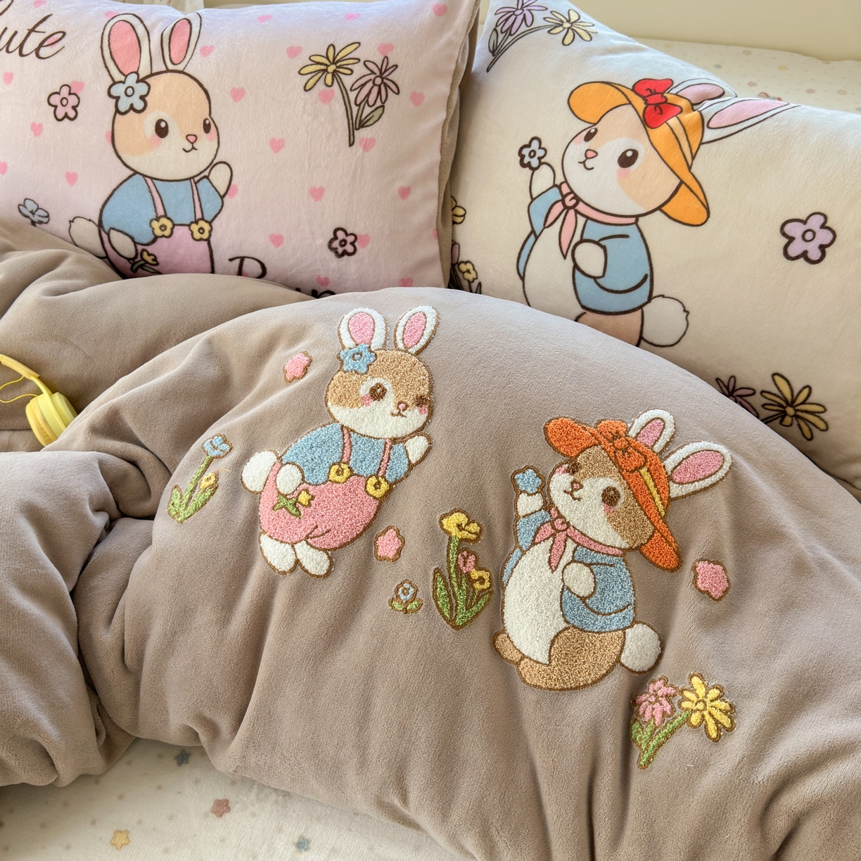 91家纺网 家纺一手货源 找家纺 一霖家纺 2025新款小清新牛奶绒毛巾绣四件套-第三波 花园小兔咖