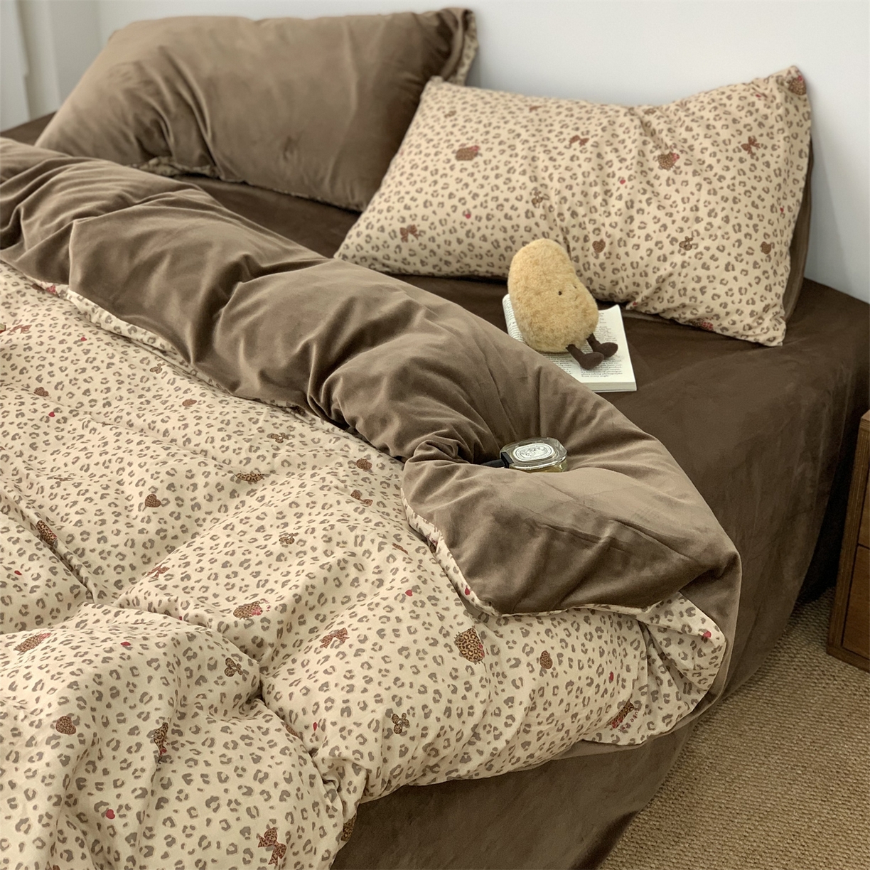 91家纺网 家纺一手货源 找家纺 源启生活 2025新款棉加绒套件四件套 豹纹猫猫