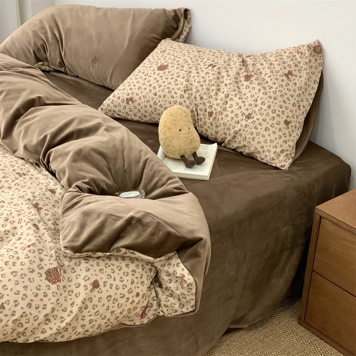 91家纺网 家纺一手货源 找家纺 源启生活 2025新款棉加绒套件四件套 豹纹猫猫