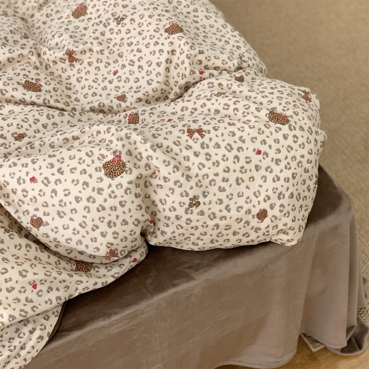 91家纺网 家纺一手货源 找家纺 源启生活 2025新款棉加绒套件四件套 豹纹猫猫