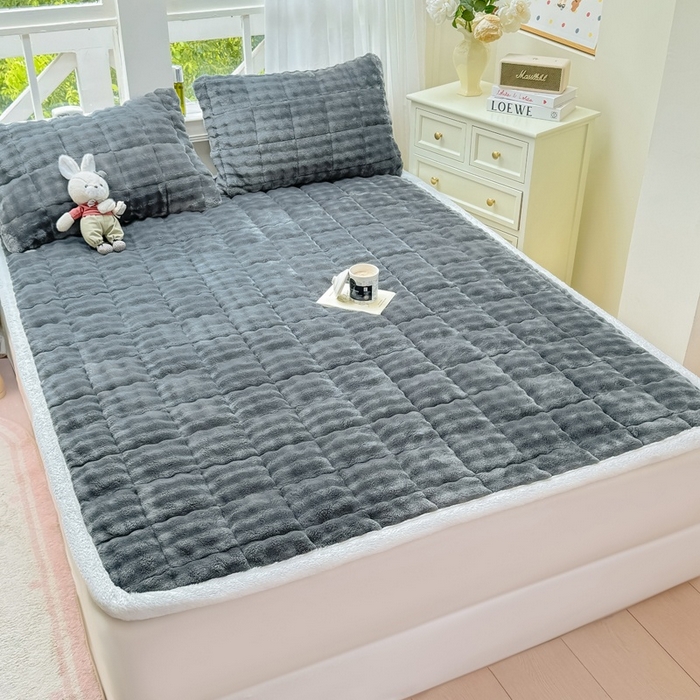 91家纺网 家纺一手货源 找家纺 麒东家纺 2025新款泡泡绒纯色夹棉床垫 深灰