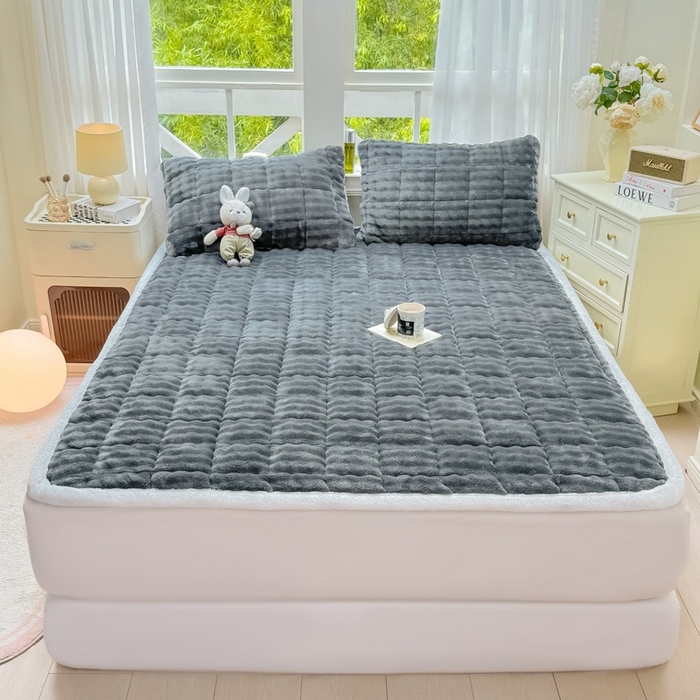 91家纺网 家纺一手货源 找家纺 麒东家纺 2025新款泡泡绒纯色夹棉床垫 深灰