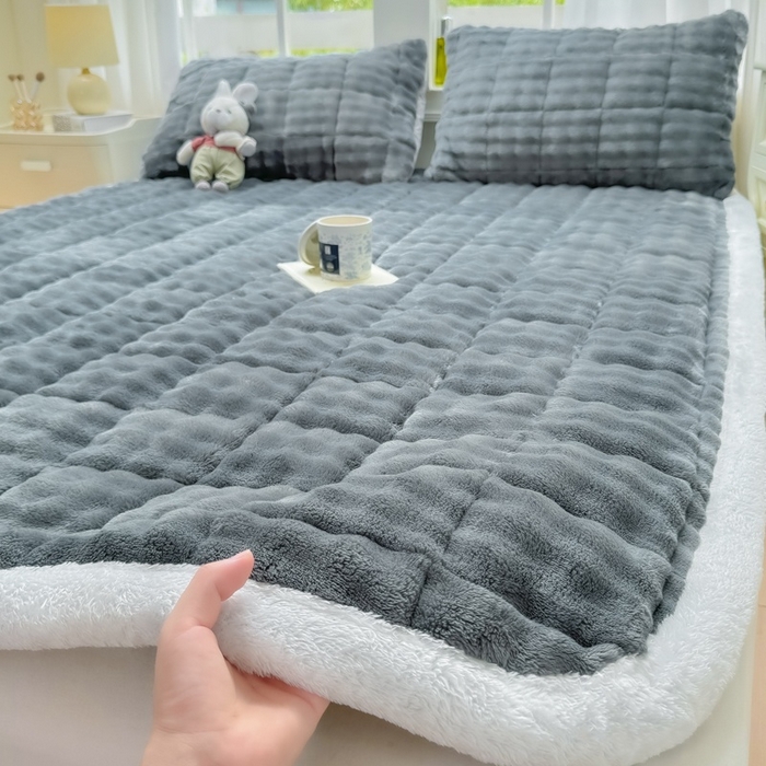 91家纺网 家纺一手货源 找家纺 麒东家纺 2025新款泡泡绒纯色夹棉床垫 深灰