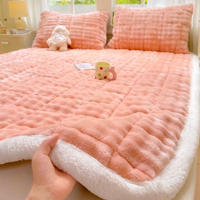 91家纺网 家纺一手货源 找家纺 麒东家纺 2025新款泡泡绒纯色夹棉床垫 粉色