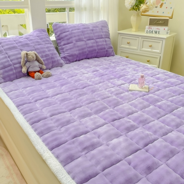 91家纺网 家纺一手货源 找家纺 麒东家纺 2025新款泡泡绒纯色夹棉床垫 紫色