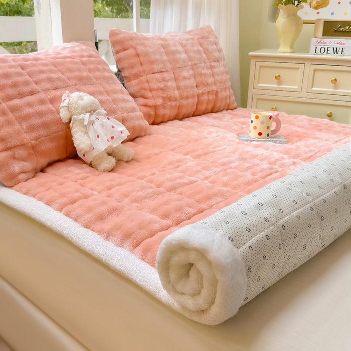 91家纺网 家纺一手货源 找家纺 麒东家纺 2025新款泡泡绒纯色夹棉床垫 粉色