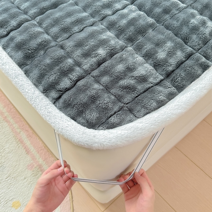 91家纺网 家纺一手货源 找家纺 麒东家纺 2025新款泡泡绒纯色夹棉床垫 深灰