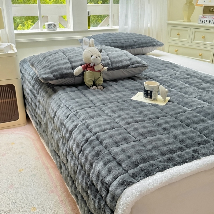 91家纺网 家纺一手货源 找家纺 麒东家纺 2025新款泡泡绒纯色夹棉床垫 深灰