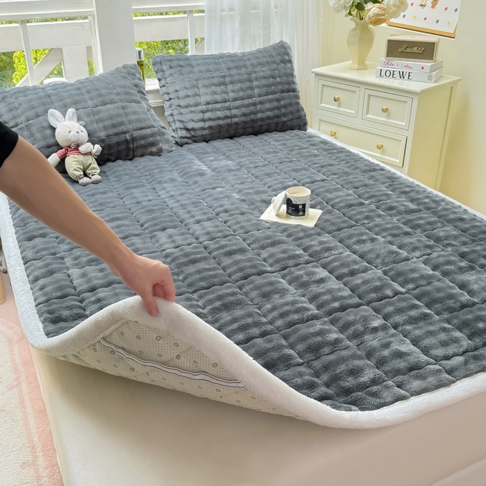 91家纺网 家纺一手货源 找家纺 麒东家纺 2025新款泡泡绒纯色夹棉床垫 深灰