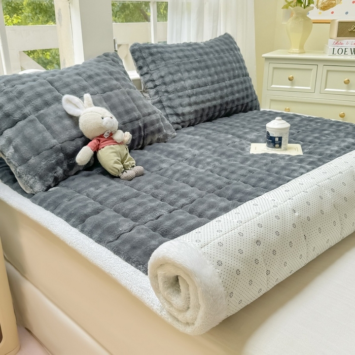 91家纺网 家纺一手货源 找家纺 麒东家纺 2025新款泡泡绒纯色夹棉床垫 深灰