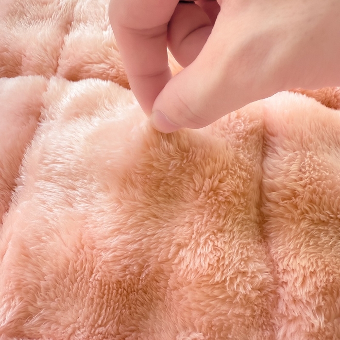 91家纺网 家纺一手货源 找家纺 麒东家纺 2025新款泡泡绒纯色夹棉床垫 粉色