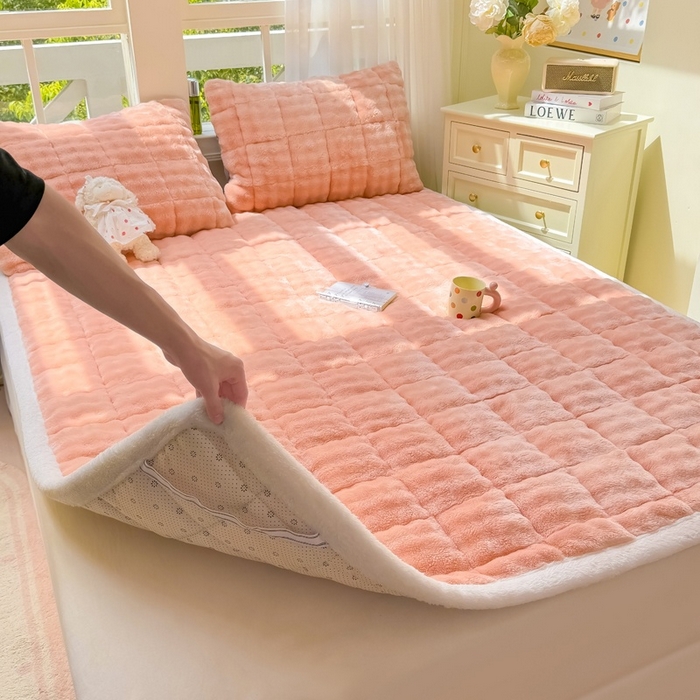 91家纺网 家纺一手货源 找家纺 麒东家纺 2025新款泡泡绒纯色夹棉床垫 粉色