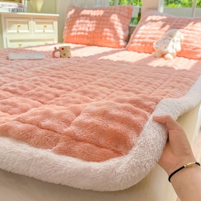 91家纺网 家纺一手货源 找家纺 麒东家纺 2025新款泡泡绒纯色夹棉床垫 粉色
