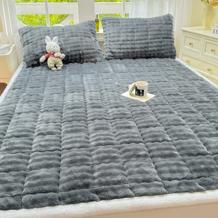 91家纺网 家纺一手货源 找家纺 麒东家纺 2025新款泡泡绒纯色夹棉床垫 深灰